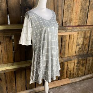 *NWT LULAROE “Perfect T” Shirt